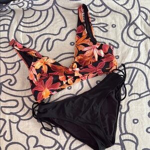 Cupshe Black and Orange Bikini Set M